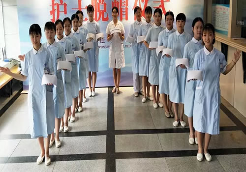 四川省生殖健康研究中心附属生殖专科医院举行护士脱帽仪式 别了燕尾帽！